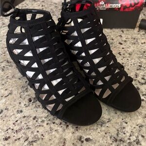 Fergalicious by Fergie black Watson peep toe lattice heels size 9 NIB tie back